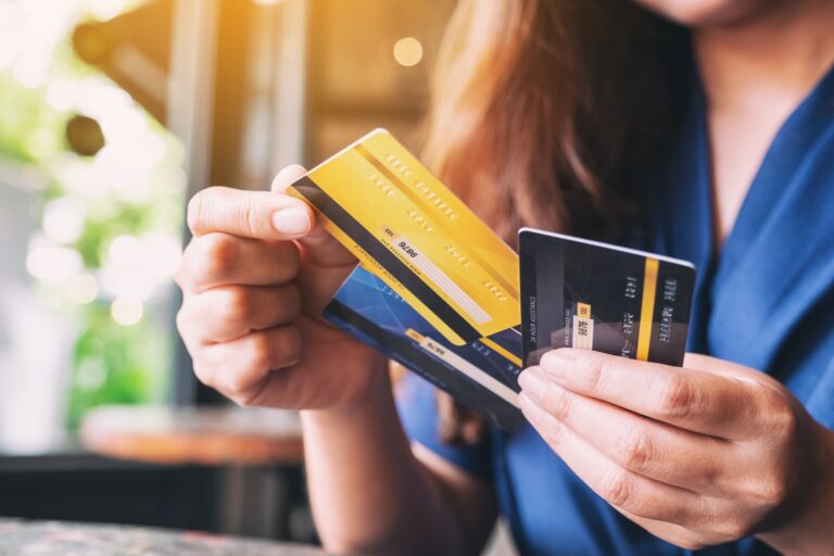 Cashback Credit Cards vs. Debit Cards: Which is Better for Saving Money?