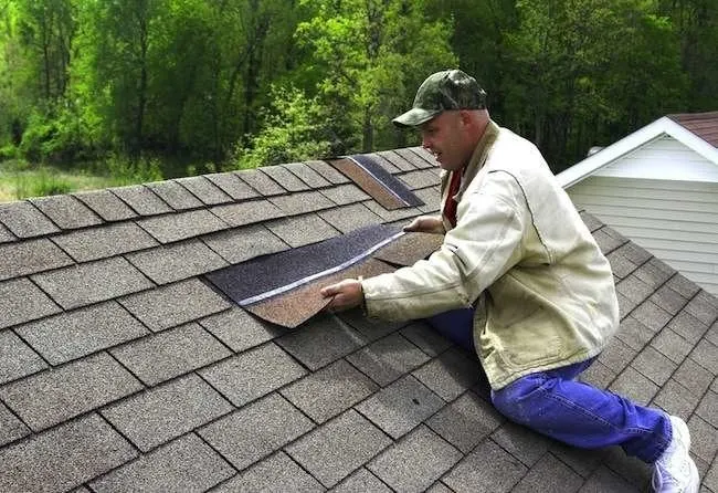 How Roof Repair Professionals Restore and Protect Metal Roofs?