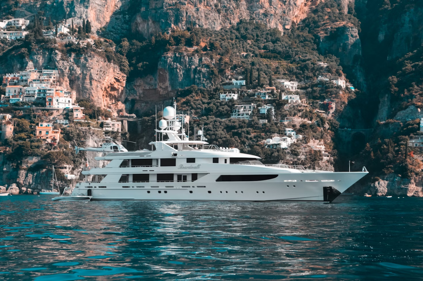 Exploring the High-End Lifestyle: What to Expect from a Superyacht Vacation